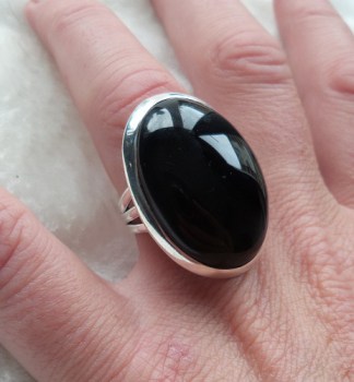 Zilveren ring gezet met cabochon zwarte Onyx maat 17 mm